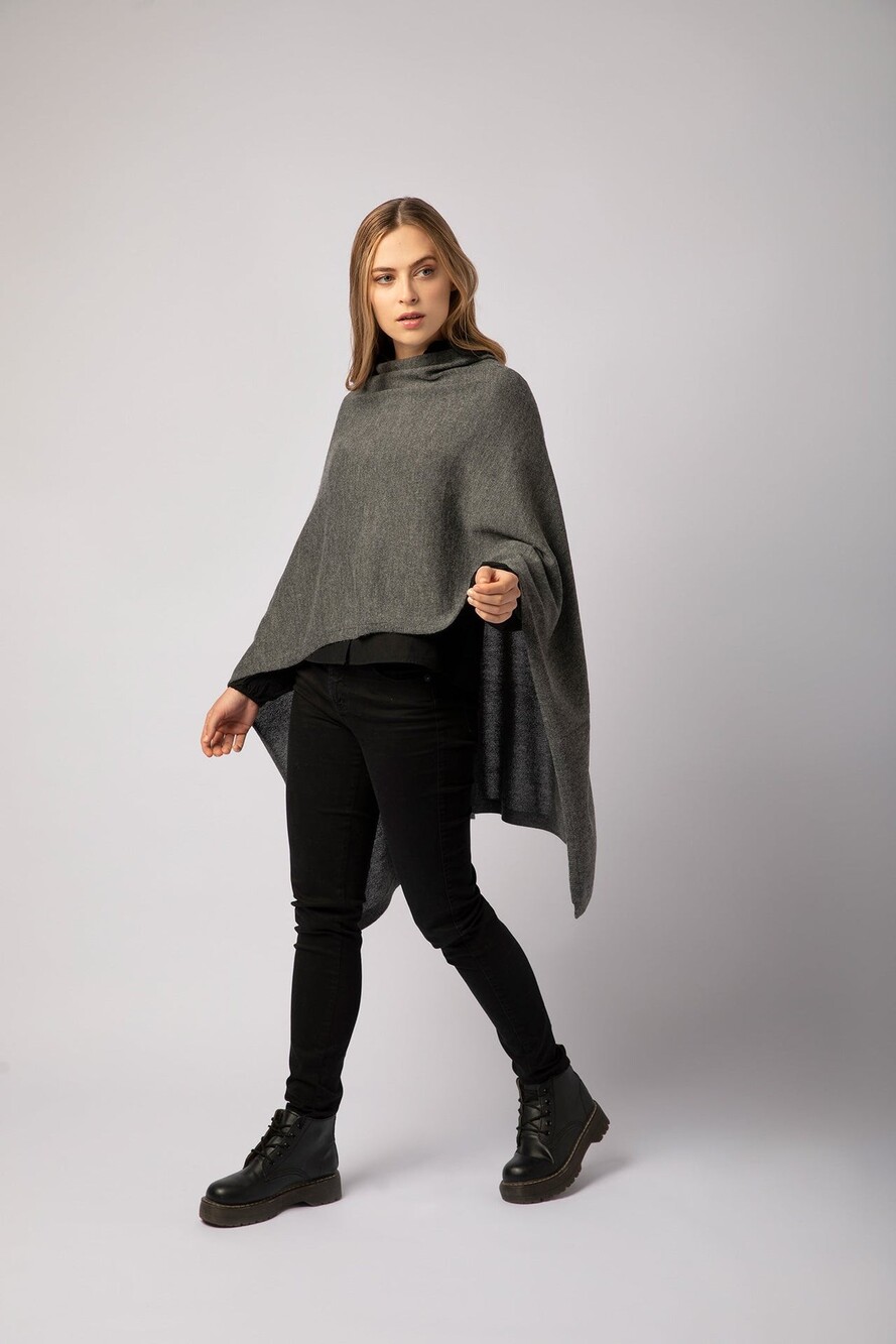 Estilo Libre Knitted Baby Alpaca Heather Gray Poncho- Like New
